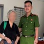 Nhận tin báo khẩn về người phụ nữ SN 1950 đang rút sổ tiết kiệm 600 triệu đồng, công an tức tốc đến ngân hàng để xác minh