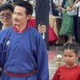 Quách Ngọc Ngoan và con gái út gây chú ý đi thảm đỏ dưới mưa