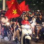 Hà Nội rực rỡ sắc đỏ, hàng vạn người hâm mộ xuống đường ăn mừng chiến tích của đội tuyển Việt Nam
