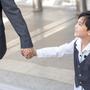 Con được khen, đừng vội nói 'Có gì đâu': Cha mẹ khéo léo sẽ biết đáp lại bằng 1 câu