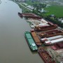 Ninh Bình: Toàn cảnh xưởng đóng tàu, vật liệu chất ngổn ngang cạnh sông Đáy ở xã Ý Yên trong mùa mưa bão