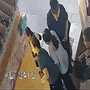 Hai phụ nữ dàn cảnh chen lấn, móc trộm điện thoại của du khách tại lễ hội ở Bắc Ninh