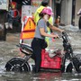 Hà Nội: Mưa lớn 2 ngày liên tiếp, phố Triều Khúc hóa 'sông' người dân bì bõm lội nước giờ cao điểm