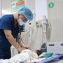 Bé 1 tháng tuổi nhập viện cấp cứu sau khi người lớn nhỏ nhầm axit vào miệng
