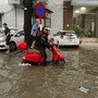 Hà Nội: Hàng loạt tuyến đường biến thành 'sông', người dân chật vật lội nước giờ cao điểm sau trận mưa lớn xuyên đêm 