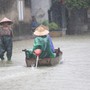 Sông Tích tràn bờ, dân ven đô Hà Nội chèo thuyền mua mì tôm, chăng lưới chắn rác trước nhà