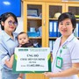 Bé trai bị bỏ rơi trước cổng chùa nhận hơn 11 triệu đồng để phẫu thuật dị tật