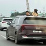 CSGT xử phạt nữ tài xế để 2 trẻ thò đầu qua cửa sổ trời trên cao tốc