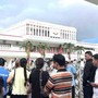 Phụ huynh bức xúc khi đến họp muộn, trường đóng cổng: Hiệu trưởng nói gì?