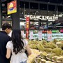 Tiểu thương ‘bật mí’ cách phân biệt sầu riêng chín cây và ngâm thuốc chỉ nhờ vào những đặc điểm nhỏ này