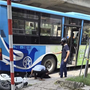 Hé lộ nguyên nhân vụ cô gái đi xe máy điện va chạm xe buýt, bị dập nát cánh tay ở Hà Nội