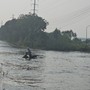 Cận cảnh đường gom Đại lộ Thăng Long ngập sâu gần 1m, xe đi qua chết máy