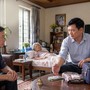 Mỗi tháng nhận 5 triệu của anh trai để ở quê chăm mẹ ốm, ngày tôi trả lại tiền kèm chiếc va li của mẹ, cả nhà lặng đi