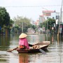 Hà Nội: Trời nắng gắt, nhiều khu dân cư ven sông Bùi vẫn ngập sâu nửa mét, giao thông đình trệ