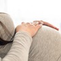 Bắt gặp chồng 5 năm không vào bếp đứng tập nấu ăn bên mẹ đẻ, cô gái bật khóc