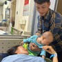 MS 1117: Xót xa cảnh chồng vừa bế con 6 tháng tuổi vừa chăm vợ nằm viện vì chấn thương cột sống sau tai nạn