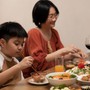 5 câu nói cửa miệng của cha mẹ trên bàn ăn khiến con càng lớn càng xa cách