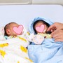Hành trình chăm sóc đặc biệt cho cặp song sinh chào đời ở tuần 29, một bé chỉ nặng 800g