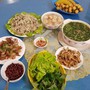 Tôi vừa đặt mâm cơm xuống, mẹ chồng bỗng kéo tôi vào bếp nói nhỏ một câu khiến tôi không dám gắp