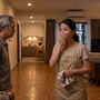 Sang tên 2 căn nhà cho con trai rồi xách vali sang nhà con gái: Câu nói của con khiến tôi tỉnh ngộ