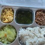 Hà Nội: Học sinh Tiểu học Kim Bài phải chờ cơm đến gần 13h, nhà cung cấp suất ăn xin rút sau lùm xùm